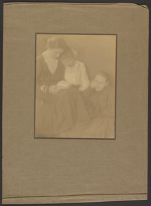 [Drei Romafrauen sitzen zusammen] von Louis Fleckenstein