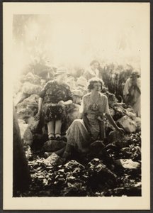 [Drei Frauen auf Felsen] von Louis Fleckenstein