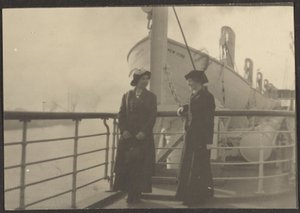 Zwei Frauen auf einem Pier von Louis Fleckenstein