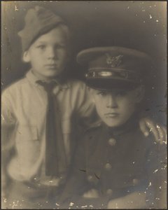 Zwei junge Jungen als Soldaten verkleidet von Louis Fleckenstein