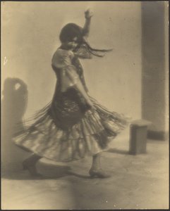 Frau tanzt im spanischen Outfit