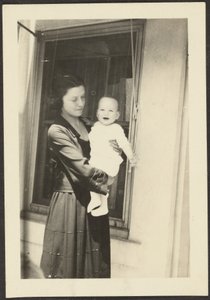 [Frau hält lächelndes Baby]