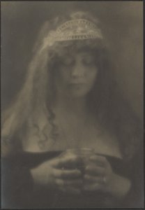 Frau mit Vase