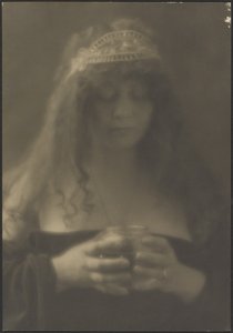 Frau mit Vase