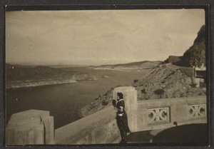 Frau mit Blick auf den Strand