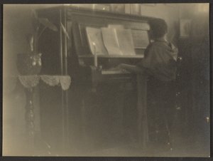 Frau spielt Klavier