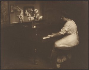 Frau, die Klavier spielt von Louis Fleckenstein