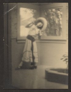 Frau in mexikanischem Outfit posierend