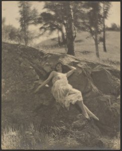 [Frau liegt auf Felsvorsprung] von Louis Fleckenstein