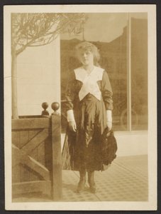 [Frau auf dem Bürgersteig stehend]