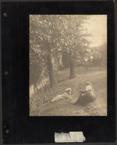 [Frau und Mädchen auf einer Wiese]