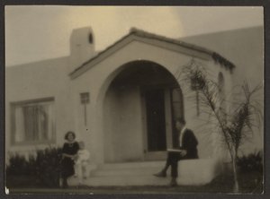 [Frau und Mann vor einem Haus] von Louis Fleckenstein