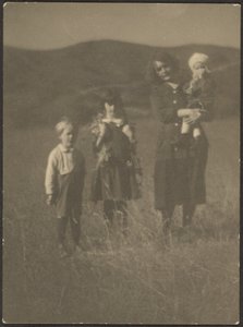Frau und drei Kinder auf dem Feld