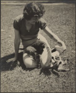 Frau mit Kätzchen