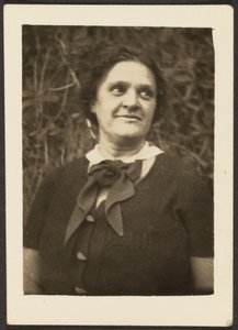 [Frau mit Krawatte] von Louis Fleckenstein