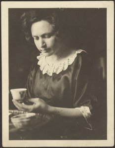 [Frau mit Teetasse] von Louis Fleckenstein