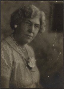 Frau mit weißer Blume und Perlen