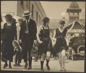 Frauen in Kostümen auf der Straße von Louis Fleckenstein