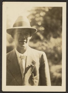 [Junger Mann mit Fedora] von Louis Fleckenstein