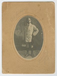 Fotografie von Lucius Harper Jr. auf dem Weg zur Schule, ca. 1910