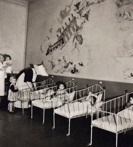 Mädchen in einem französischen Waisenhaus von Luigi Leoni