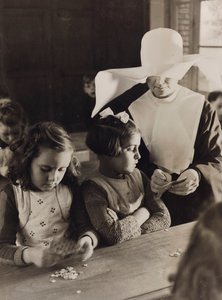 Mädchen in einem französischen Waisenhaus von Luigi Leoni
