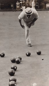 M.A. Ferris spielt Bowls in Paddington, London von Luigi Leoni