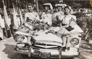 Schaufensterpuppen posieren auf einem Auto auf der Piazza di Siena in der Villa Borghese, Rom von Luigi Leoni