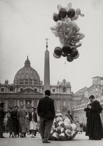 Verkauf von Ballons vor der Petersbasilika im Vatikan von Luigi Leoni
