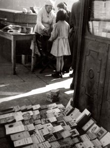 Bücherverkauf auf der Straße von Luigi Leoni