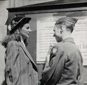 Soldat mit einer jungen Frau vor dem Plakat eines Wiener Theaters von Luigi Leoni