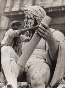 Arbeiter an der Skulptur des Ganges im Vierströmebrunnen auf der Piazza Navona in Rom von Luigi Leoni