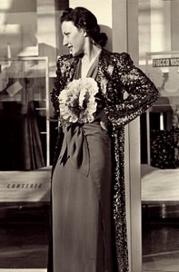 Modell im Abendkleid des Modehauses "Dragoni"