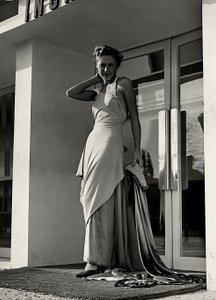 Modell in einem Abendkleid des Modehauses "Graldi"