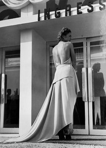 Modell von hinten in einem Abendkleid des Modehauses "Graldi"