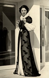 Modell im Abendkleid des Modehauses "Bernasconi"