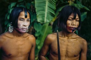 Männer des Emberá-Stammes, ein indigenes Volk am Rande eines Dschungels, Panama von Luis Marden