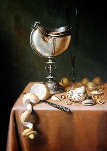 Ein Stillleben mit einer Nautilus-Tasse, einer geschälten Zitrone und Walnüssen