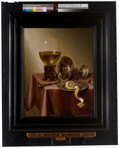 Stillleben mit einem Römer, einer geschälten Zitrone und einer umgestürzten Tazza