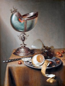 Stillleben mit Nautilus-Pokal
