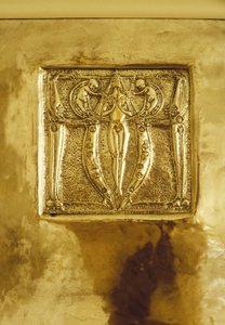 Möbel entworfen für Nr. 120 Mains Street, Glasgow, Repoussé-Metallplatte ursprünglich über dem Kamin, ca. 1900