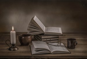 Kerzenbeleuchtete Bücher von Margareth Perfoncio
