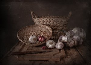 Dunkles Rustikales Knoblauch-Stillleben von Margareth Perfoncio