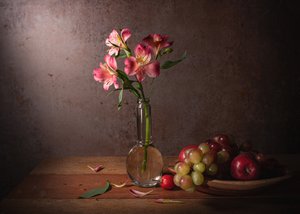 Dramatisches Blumen-Frucht-Stillleben