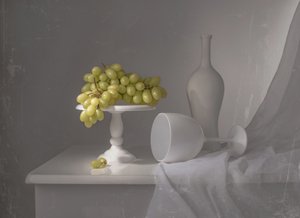 Elegantes Weißweintrauben-Stillleben