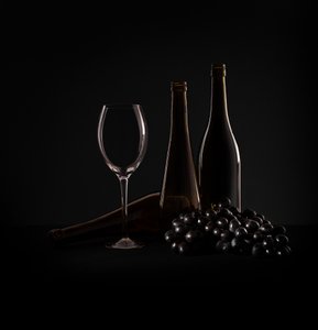 Elegantes Wein-Stillleben von Margareth Perfoncio