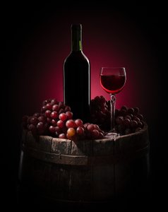 Elegantes Wein Stillleben von Margareth Perfoncio