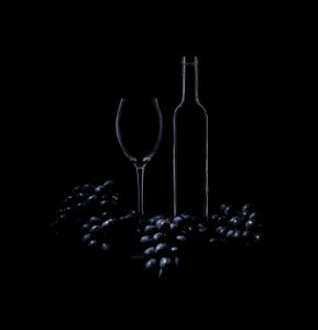 Elegantes Wein-Stillleben von Margareth Perfoncio