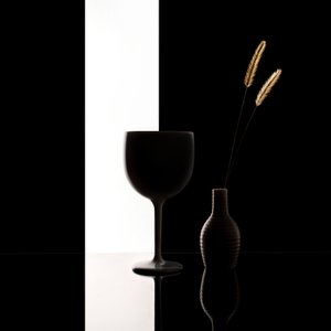 Minimalistisches Schwarz-Weiß Stillleben von Margareth Perfoncio