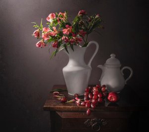 Stimmungsvolle Blumen und Früchte